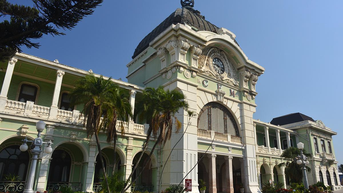 La estación central de Maputo, uno de los edificios más emblemáticos de la capital, refleja la herencia arquitectónica portuguesa de Mozambique.