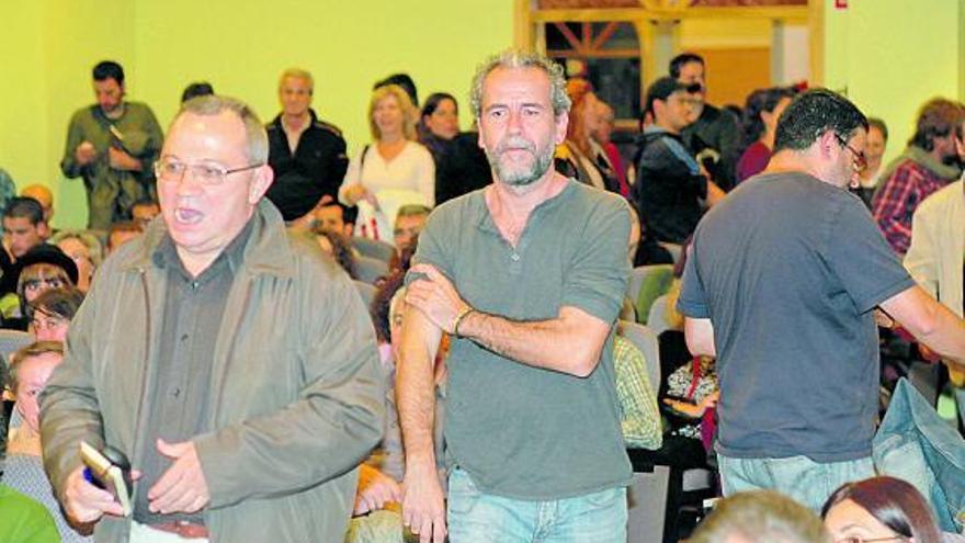 Willy Toledo, entrando en el salón de actos de la Escuela de Hostelería, donde ayer presentó su libro.