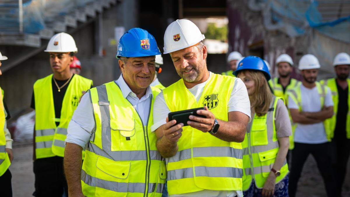 Joan Laporta y Hansi Flick, en una visita de las obras