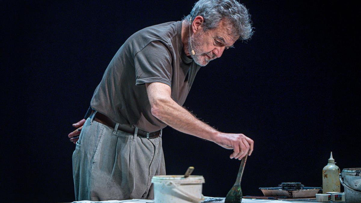 Perico Pastor, durante la 'performance' 'Aigües del temps', en el Teatre Romea