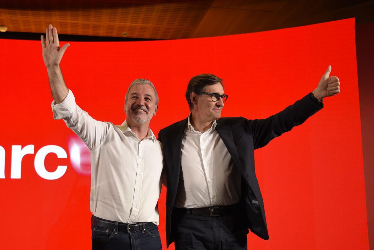 El alcalde de Barcelona, Jaume Collboni (i) y el presidente de la Generalitat de Cataluña, Salvador Illa (d), durante el acto del PSC '2 años del alcalde Collboni. Fem Barcelona!', en el World Trade Center Barcelona, a 24 de mayo de 2025, en Barcelona, Catalunya (España). Este evento conmemora los dos años de gestión de Jaume Collboni al frente del Ayuntamiento de Barcelona y sirve para hacer balance de su mandato, así como para reforzar el proyecto político del PSC en la ciudad. Se trata de una cita clave para el partido, que busca consolidar su liderazgo local y destacar los avances en políticas públicas y sociales impulsadas durante este tiempo. 24 MAYO 2025;BARCELONA;COLLBONI;ALCALDE Alberto Paredes / Europa Press 24/05/2025. JAUME COLLBONI;SALVADOR ILLA;Alberto Paredes