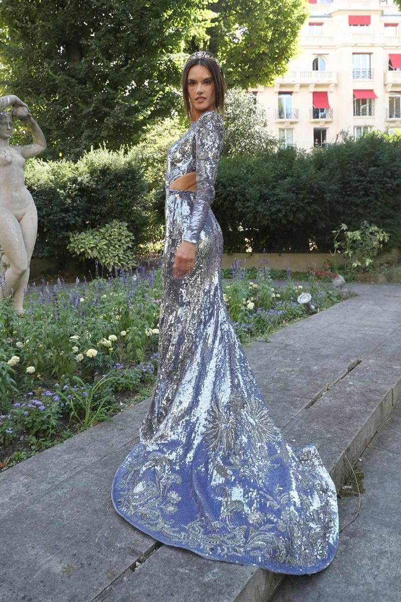Alessandra Ambrosio, con un traje de Zuhair Murad en París