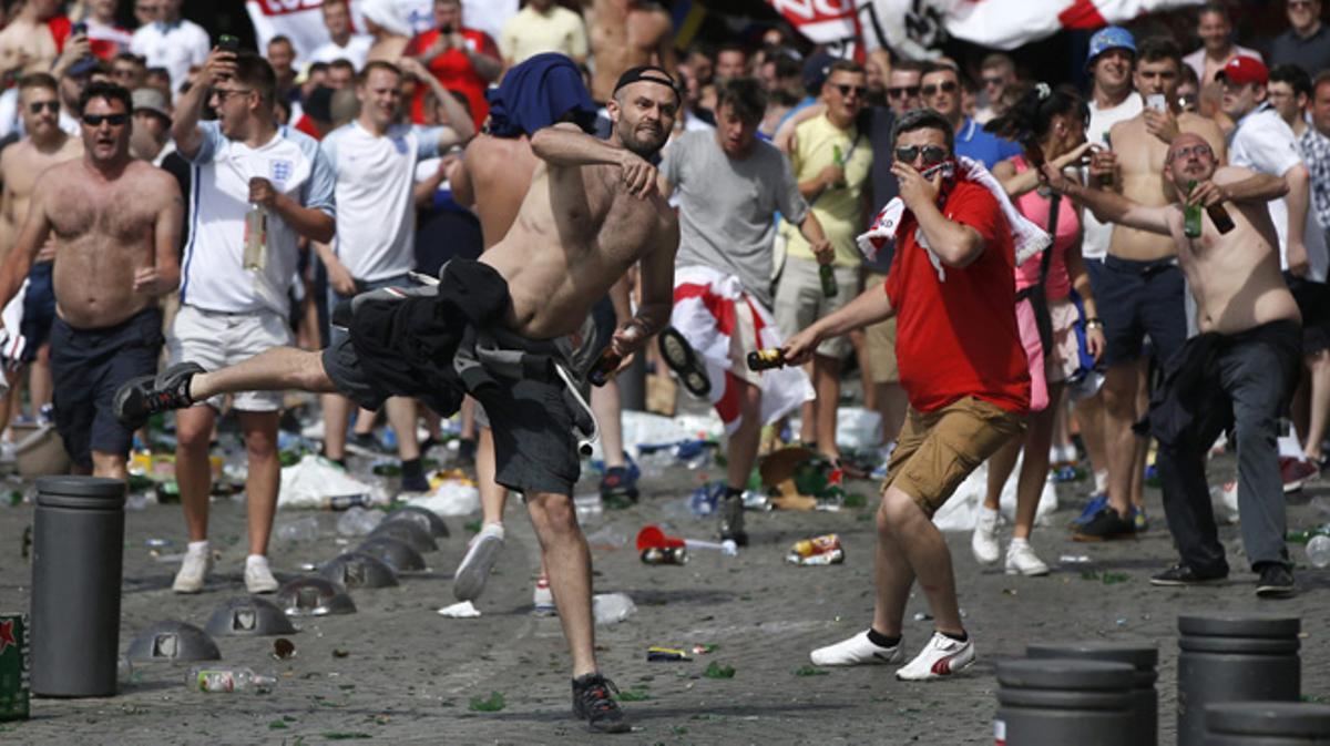 ’Hooligans’ anglesos i russos s’enfronten amb gran violència a Marsella.