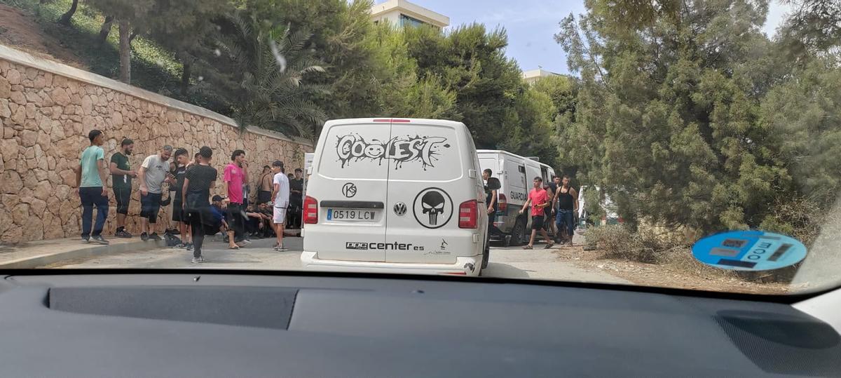 Unidades de la Guardia Civil y personas recién llegadas, este miércoles tras lo sucedido.