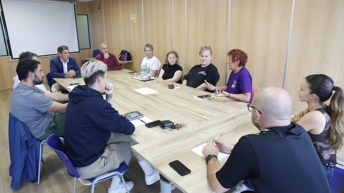 El edil de Deportes, Jorge Pañeda, al fondo, con representantes de los clubes deportivos de la zona oeste