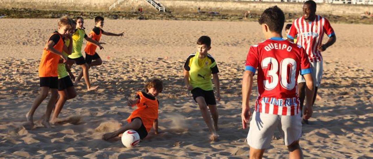 Por la izquierda, Jordan, Pedro y Queipo, juegan a fútbol con los niños, arriba a la derecha, Jordan y Queipo celebran una acción con los jugadores de su equipo, abajo, Bamba, Jordan y Pedro jugando con los niños en la escalera catorce de San Lorenzo. | Juan Plaza