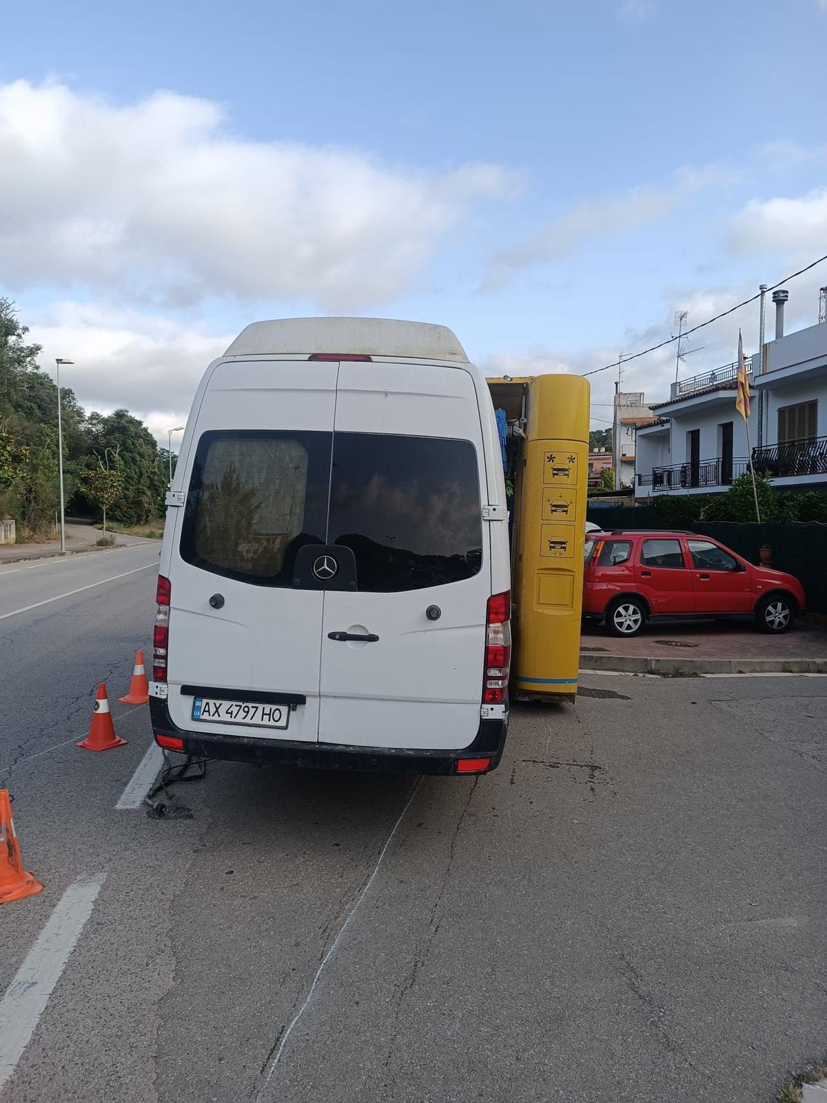 La furgoneta robada amb el túnel de rentat "incorporat" un cop abandonada a Tossa.