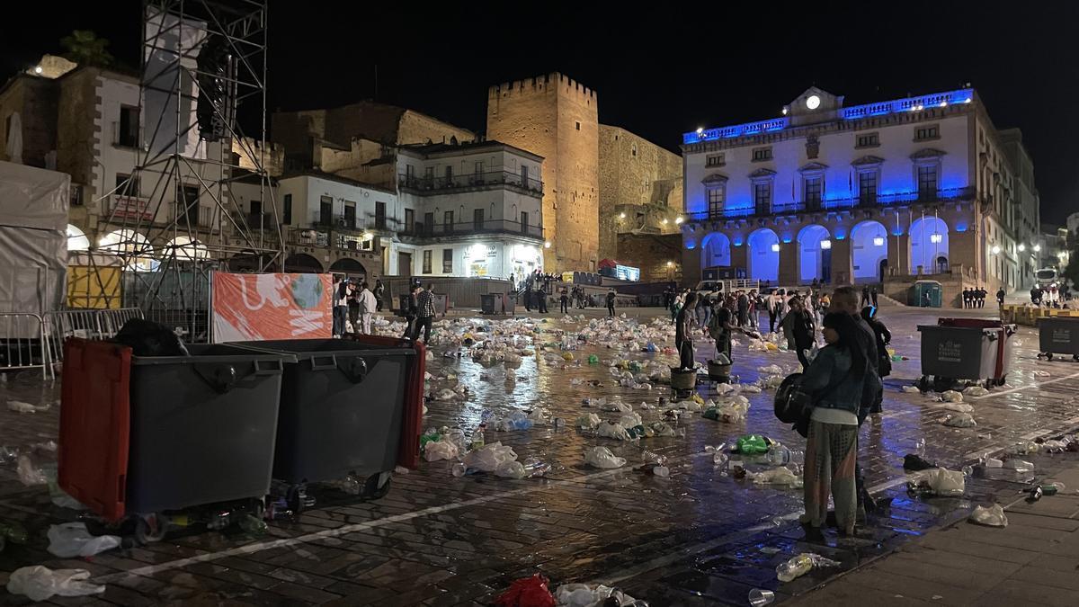 Imagen de la plaza Mayor de Cáceres al finalizar una jornada del festival Womad.