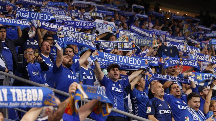 El Carlos Tartiere, con casi 26.000 aficionados azules en las gradas, entre el &quot;Volveremos&quot; y la taquicardia