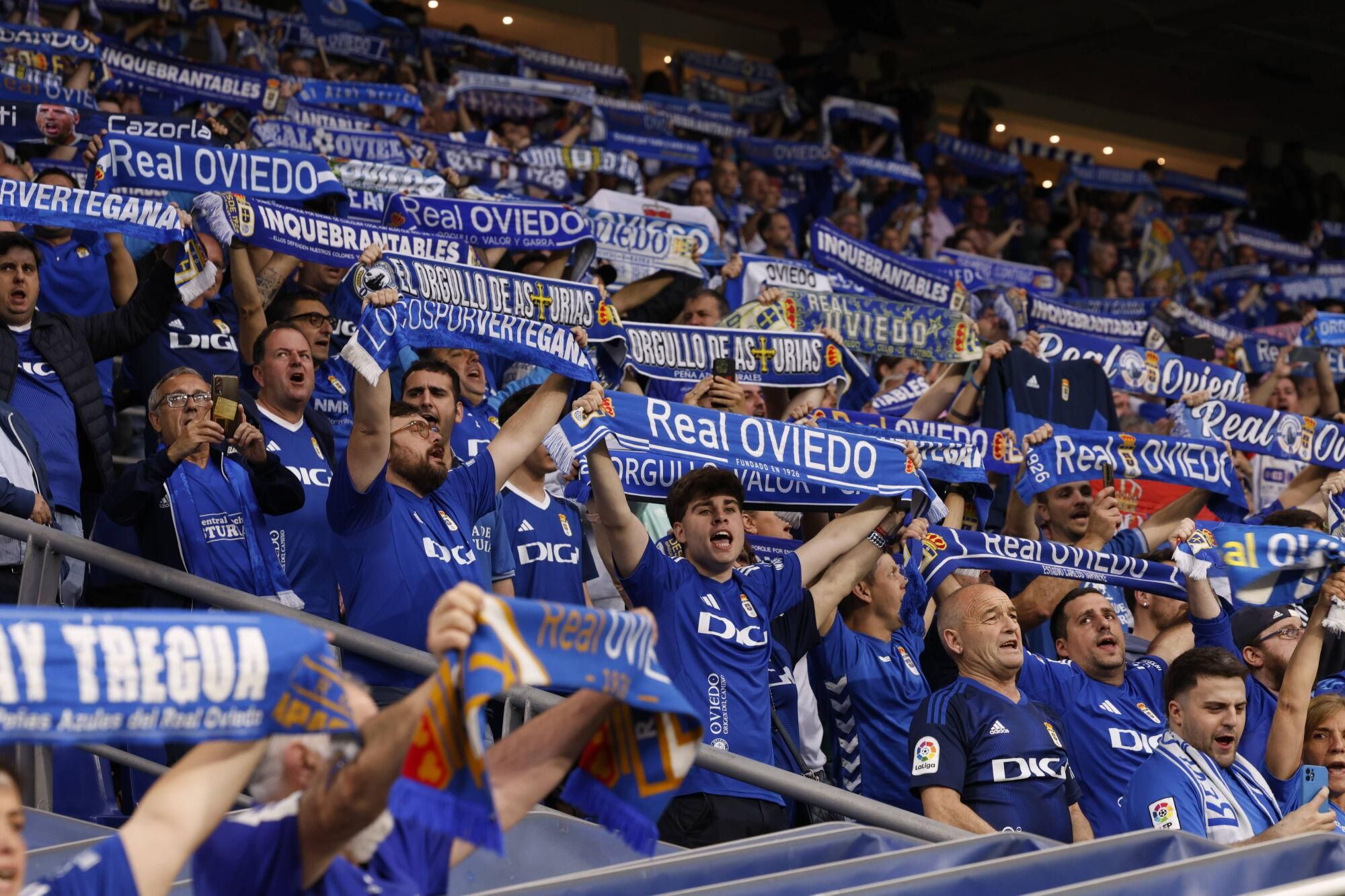 EN IMÁGENES: Ambientazo en la vuelta del play off entre Oviedo y Almería en el Carlos Tartiere