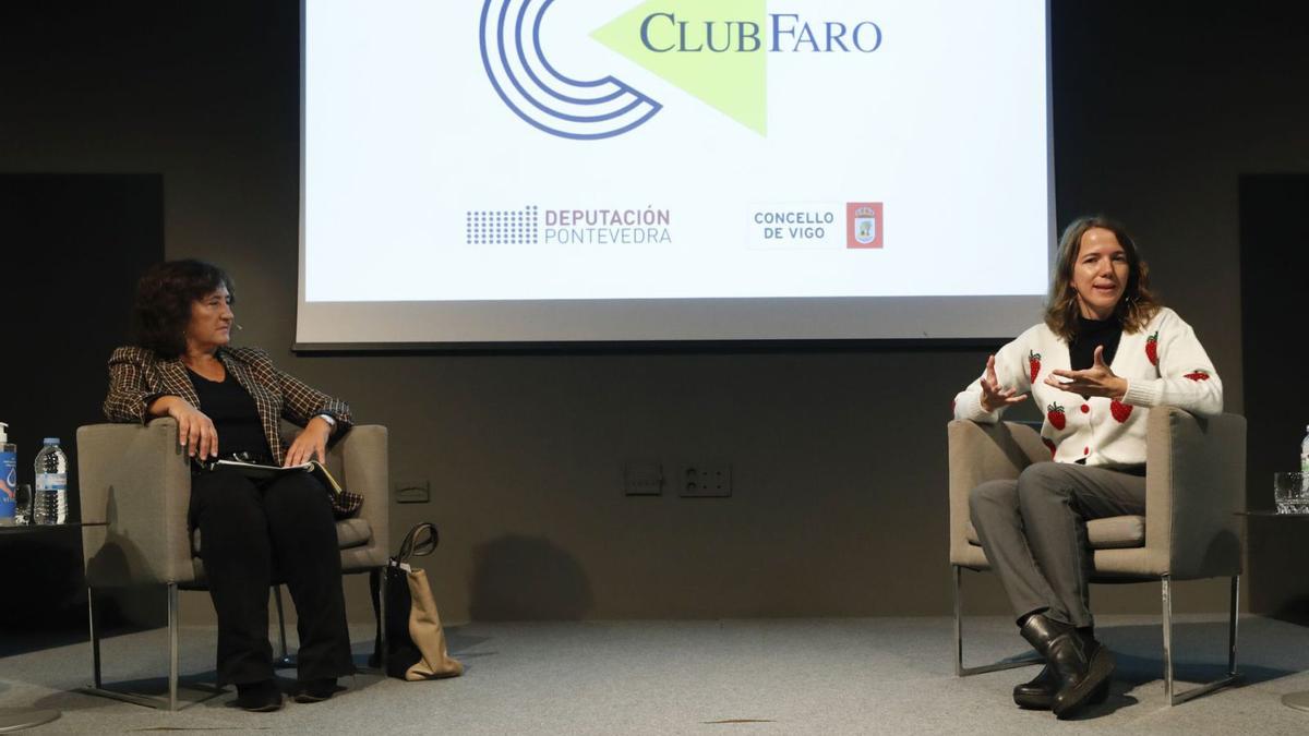 María Folguera (d.) y Lucía Trillo, durante la charla del Club FARO. |    // RICARDO GROBAS