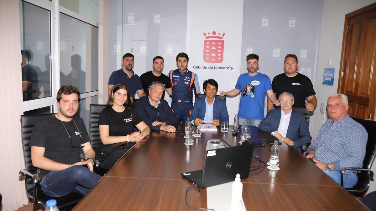 Los consejeros Marcos Bergaz y Alfredo Mendoza, en el Cabildo de Lanzarote, junto a pilotos y organizadores del Rallye Isla de los Volcanes.