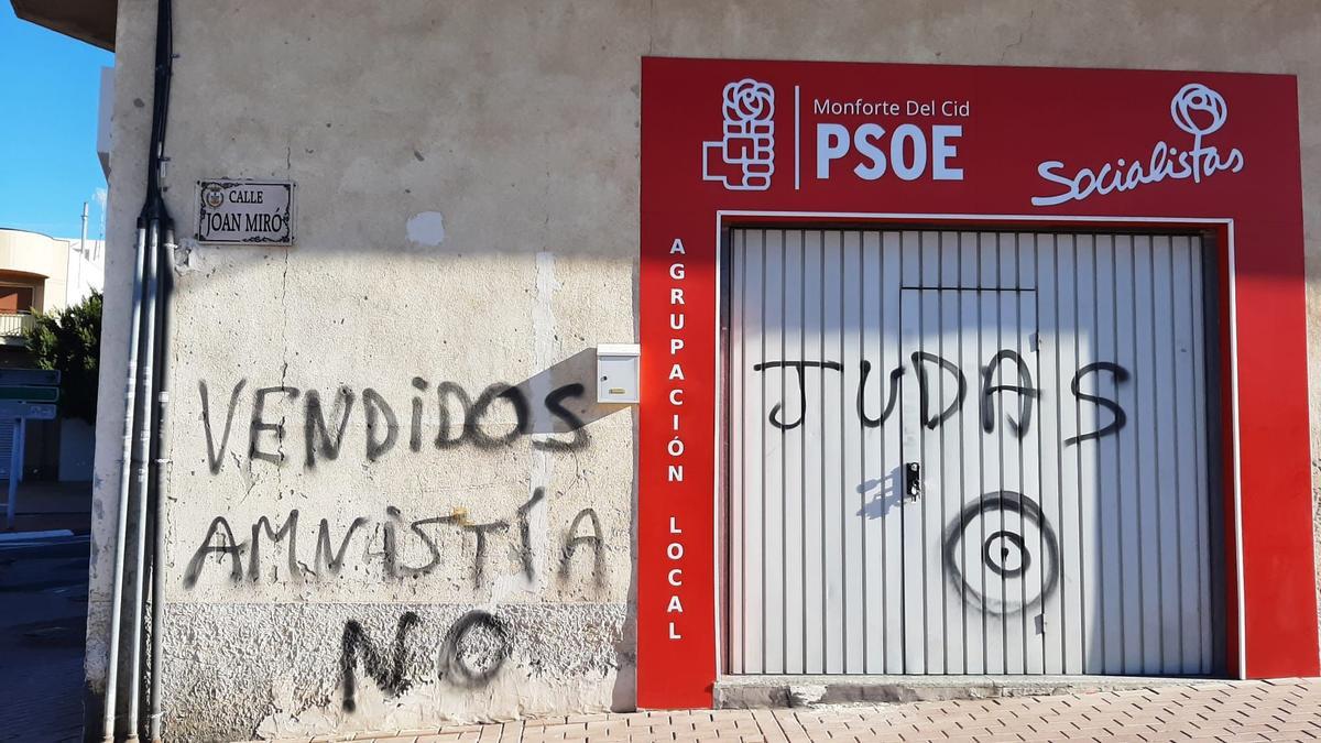 Pintadas en la sede del PSPV-PSOE en Monforte del Cid