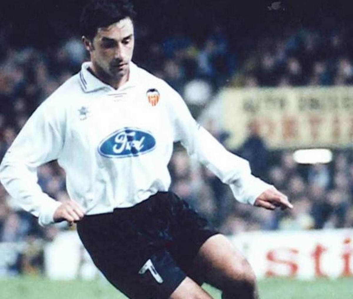 Sietes, con la camiseta del Valencia CF