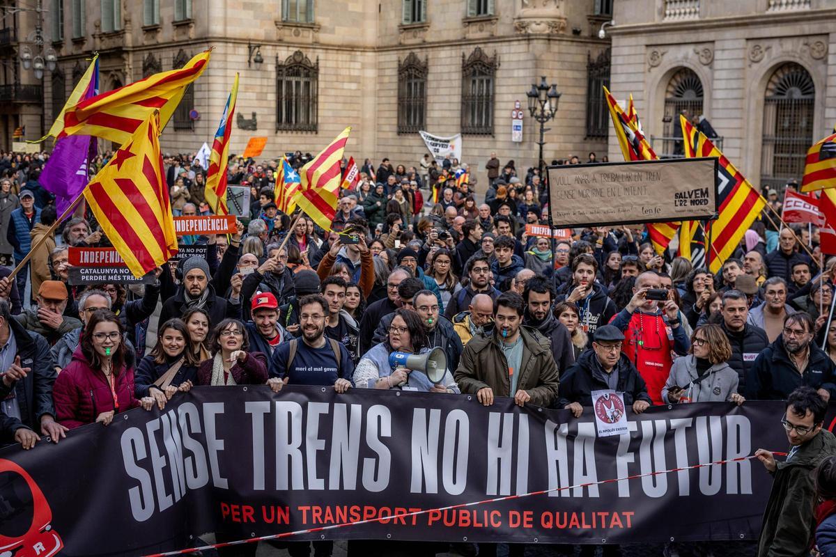 Los usuarios de Rodalies se manifiestan en Barcelona Los usuarios de Rodalies se manifiestan en Barcelona