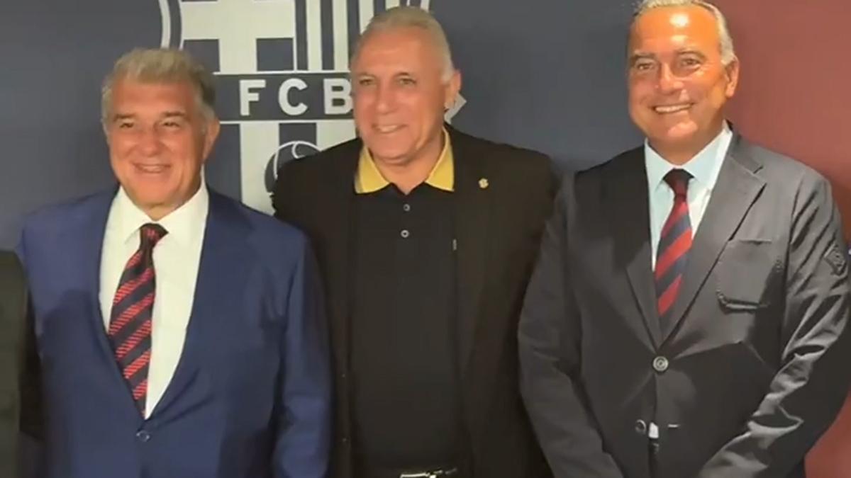 Stoichkov junto al presidente del FC Barcelona. Joan Laporta, y el directivo Rafa Yuste