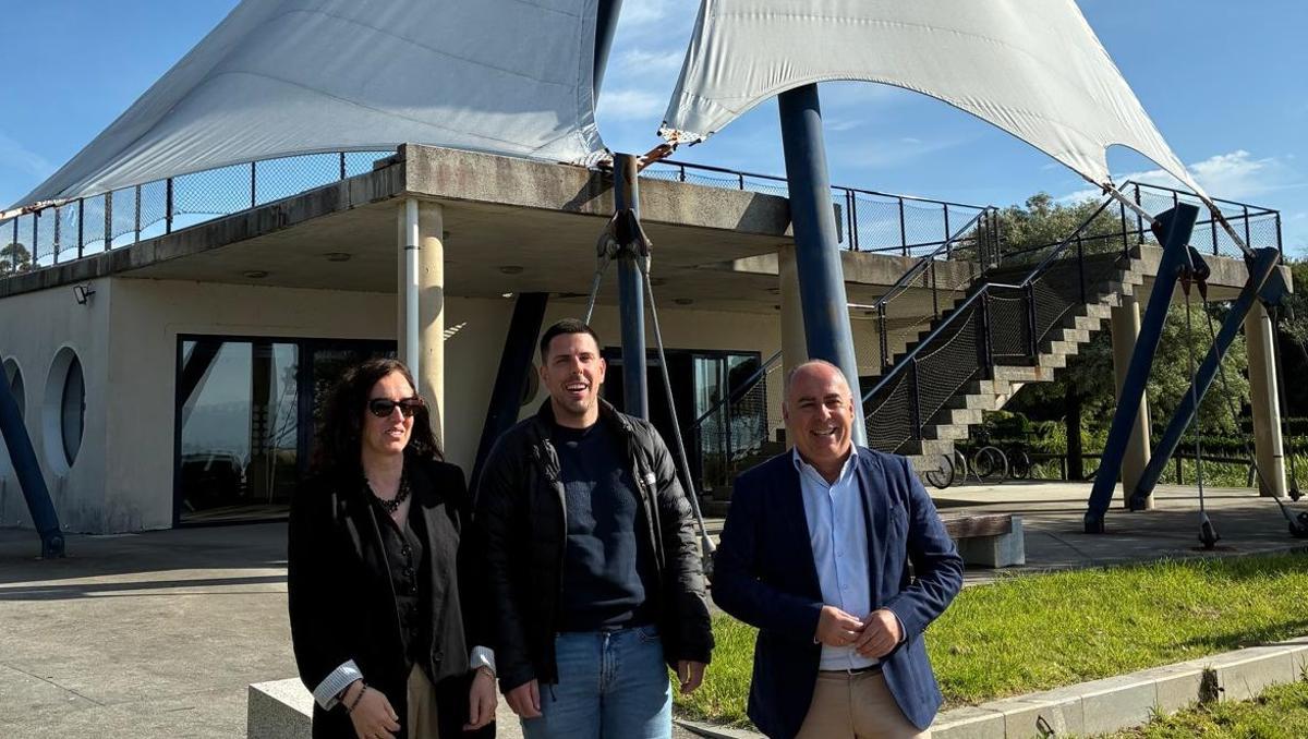 El diputado y el alcalde de A Illa ante el edificio.