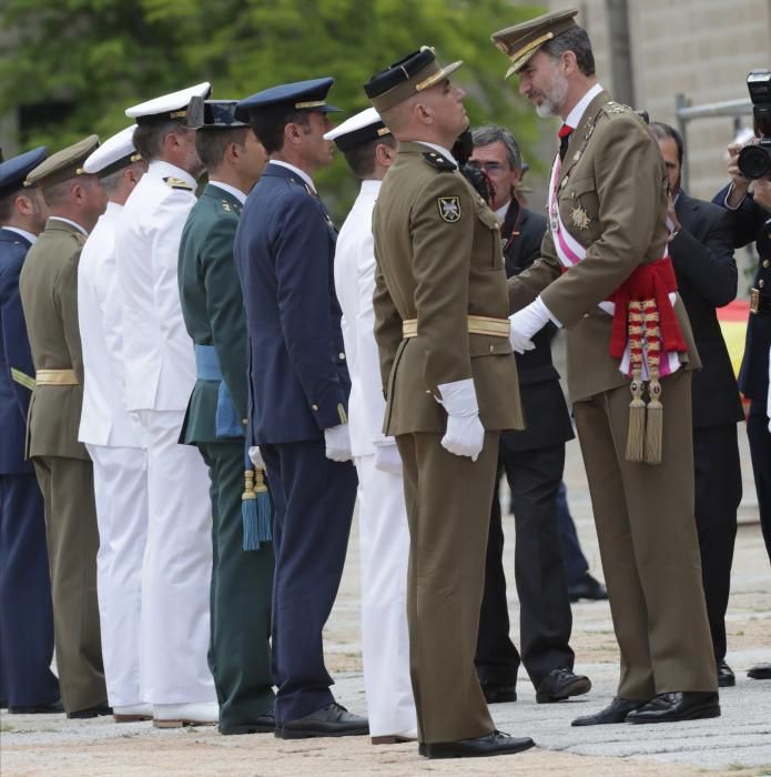 El rey Felipe impone una condecoración antes de la reunión bienal del Capítulo de la Orden de San Hermenegildo