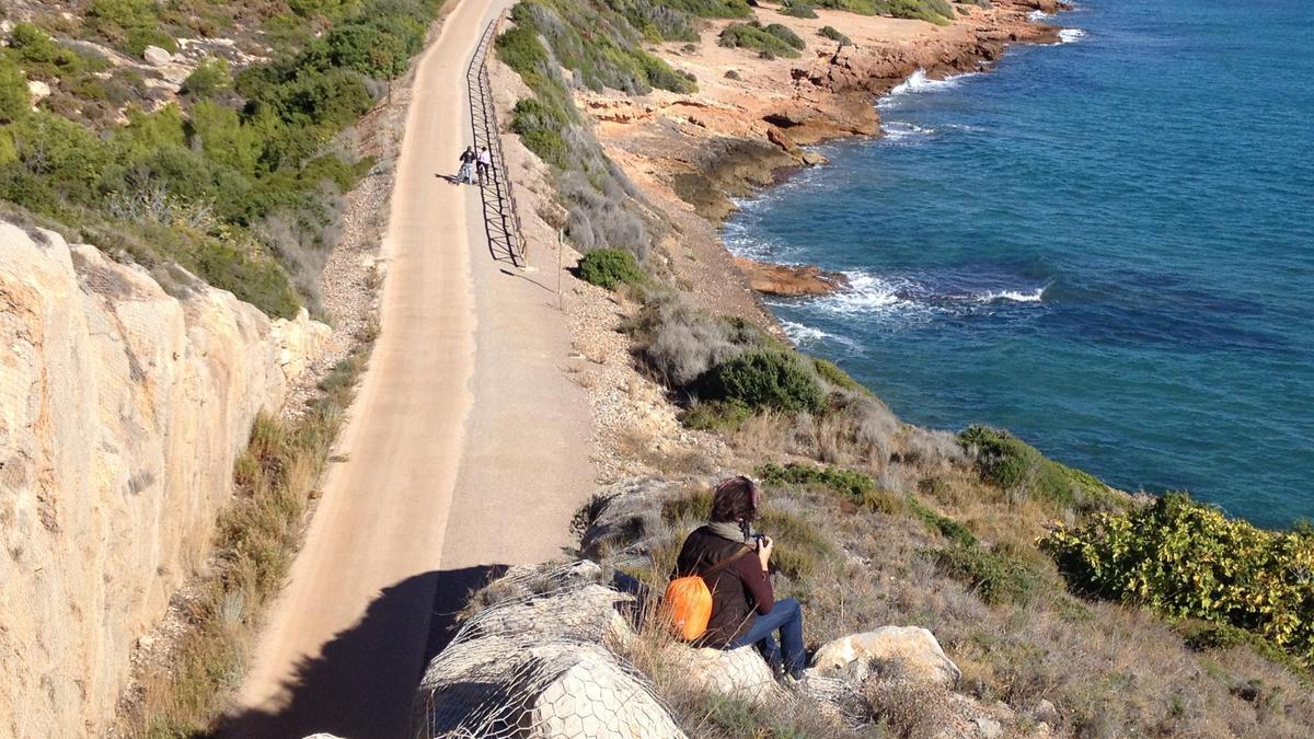 Un patrimonio histórico entre largos senderos, con la Vía Verde como gran reclamo, y 12 kilómetros de costa, con siete playas, son parte de los atractivos del municipio.