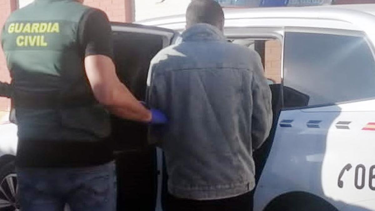 Un momento del arresto del sospechoso de los atracos en Los Belones.