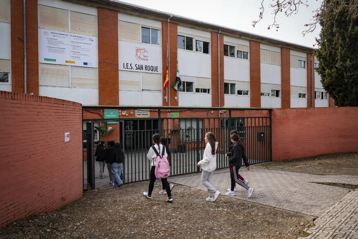 Estudiantes de Secundaria acceden al IES San Roque.