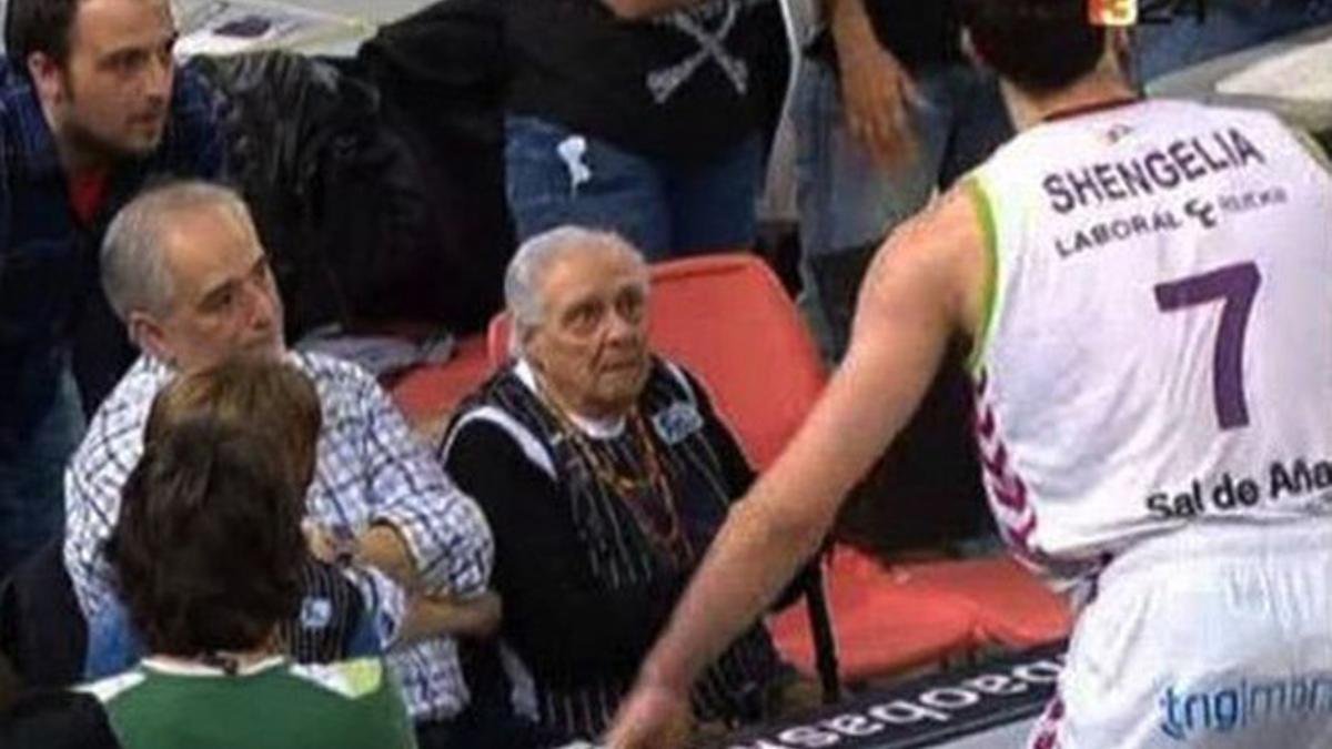 Imagen de Manoli, la anciana de 91 años que vivió a pie de pista la tangana entre los jugadores del Bilbao Basket y los del Laboral Kutxa