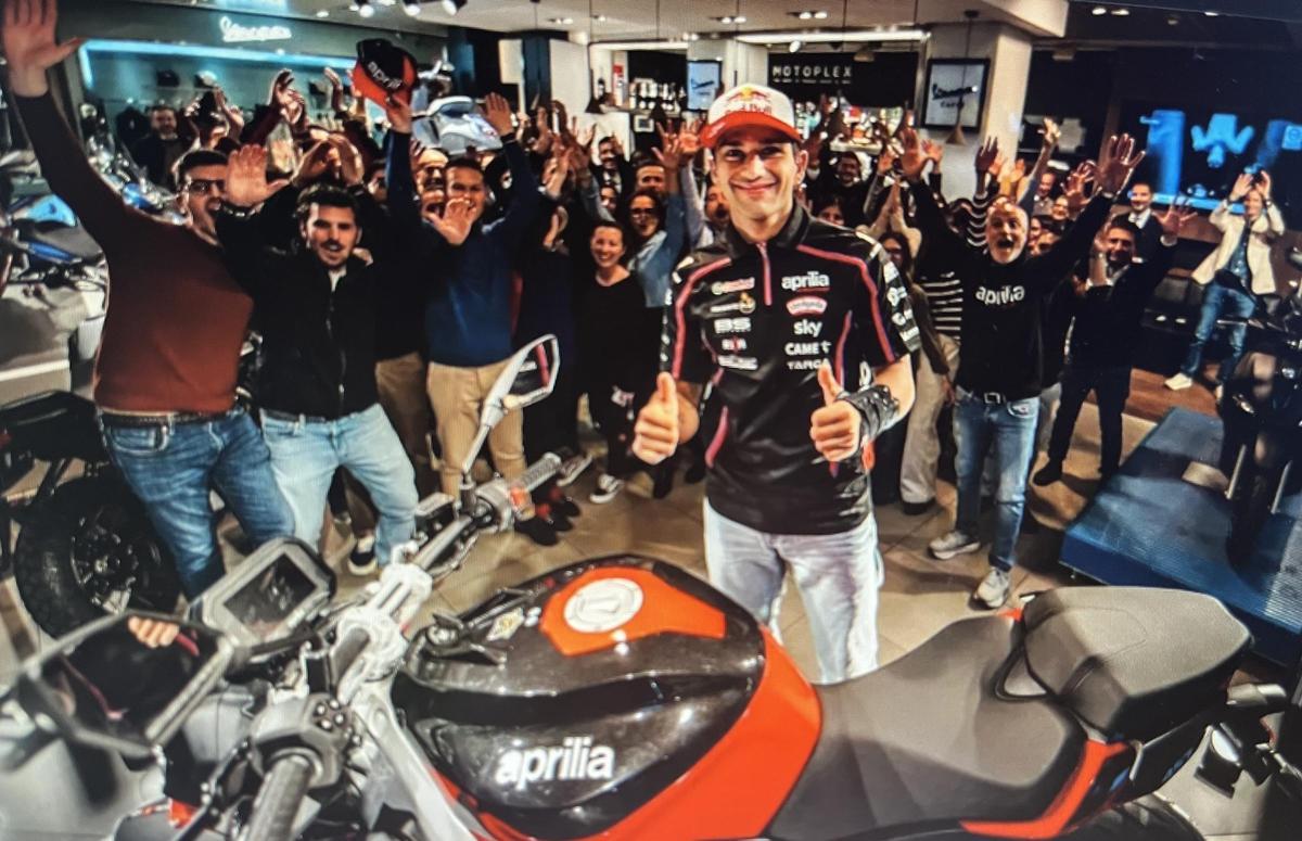 Jorge Martín, hoy, en Misano, en la fiesta de Aprilia.