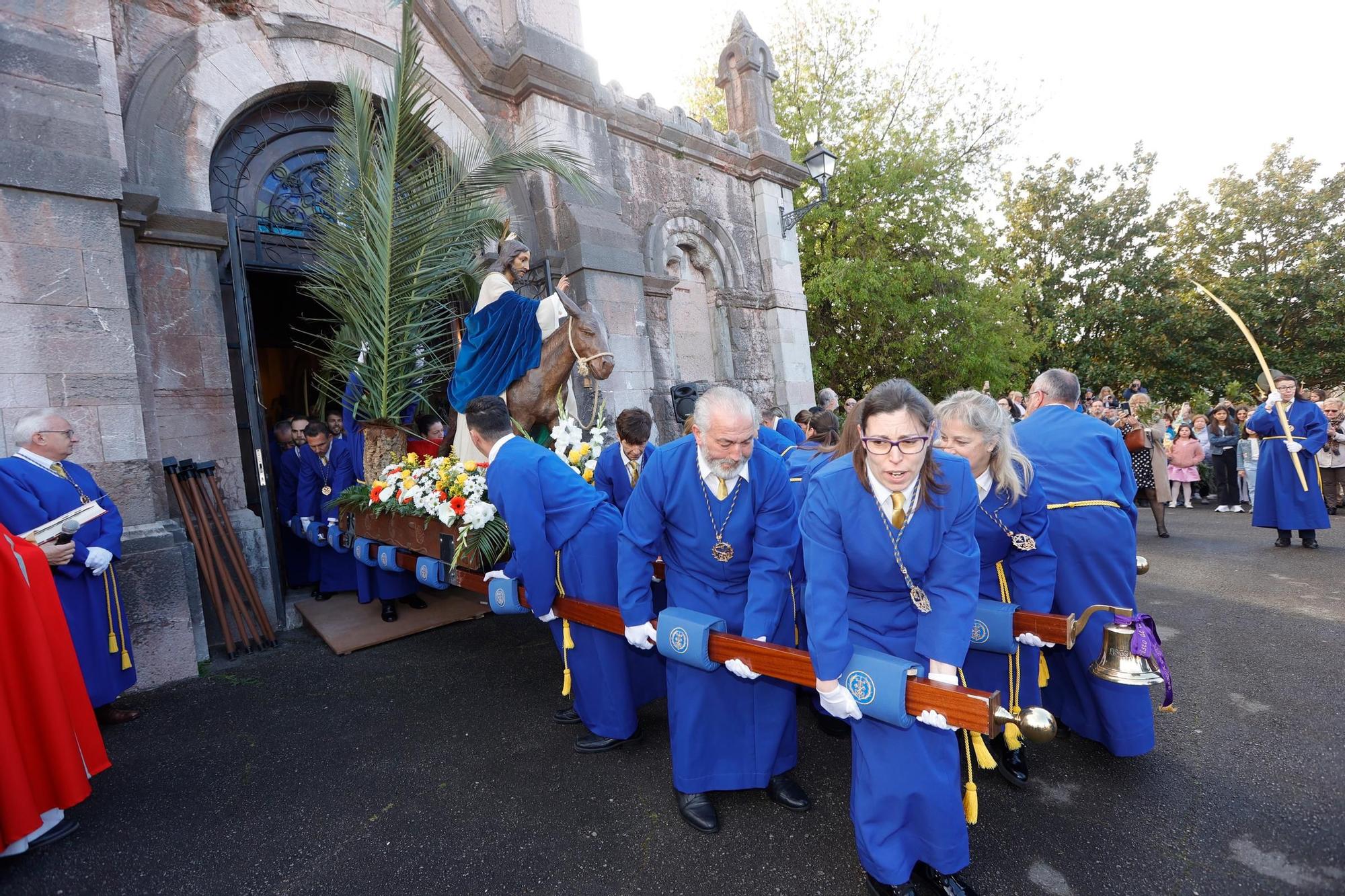 Procesión de La Borriquilla en San Pedro de los Arcos (Oviedo).