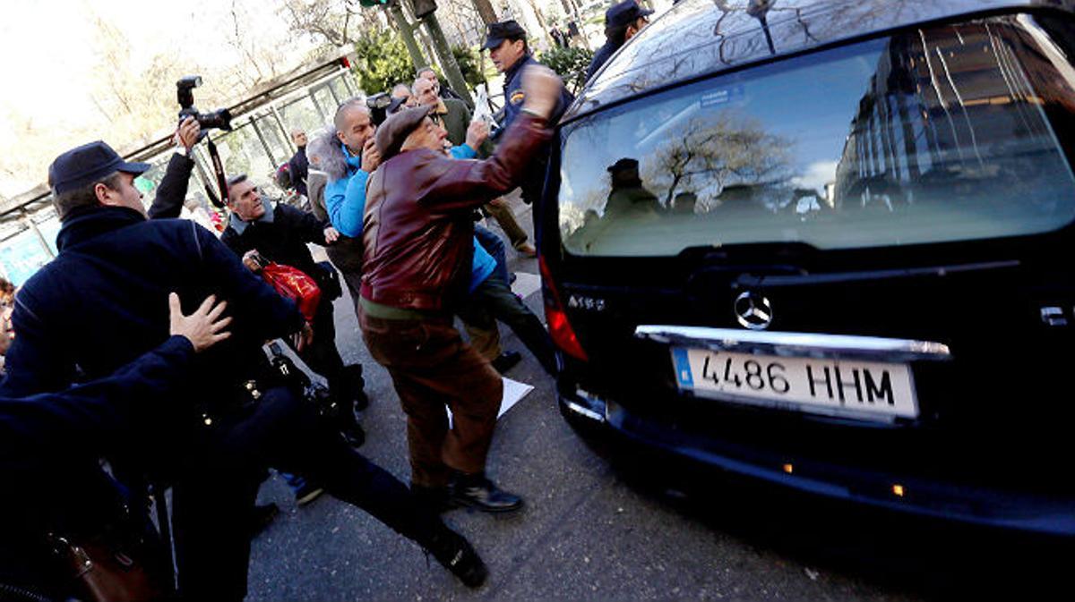 Els preferentistes sacsegen el vehicle de Blesa al sortir de l’Audiència Nacional
