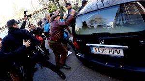 Els preferentistes sacsegen el vehicle de Blesa al sortir de l’Audiència Nacional