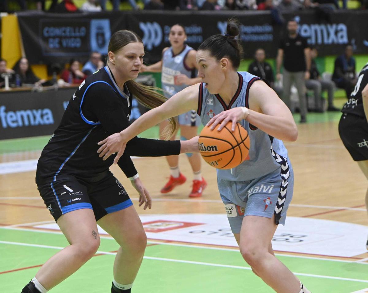 Cabrera entra a canasta ante la oposición de una jugadora del Domusa.