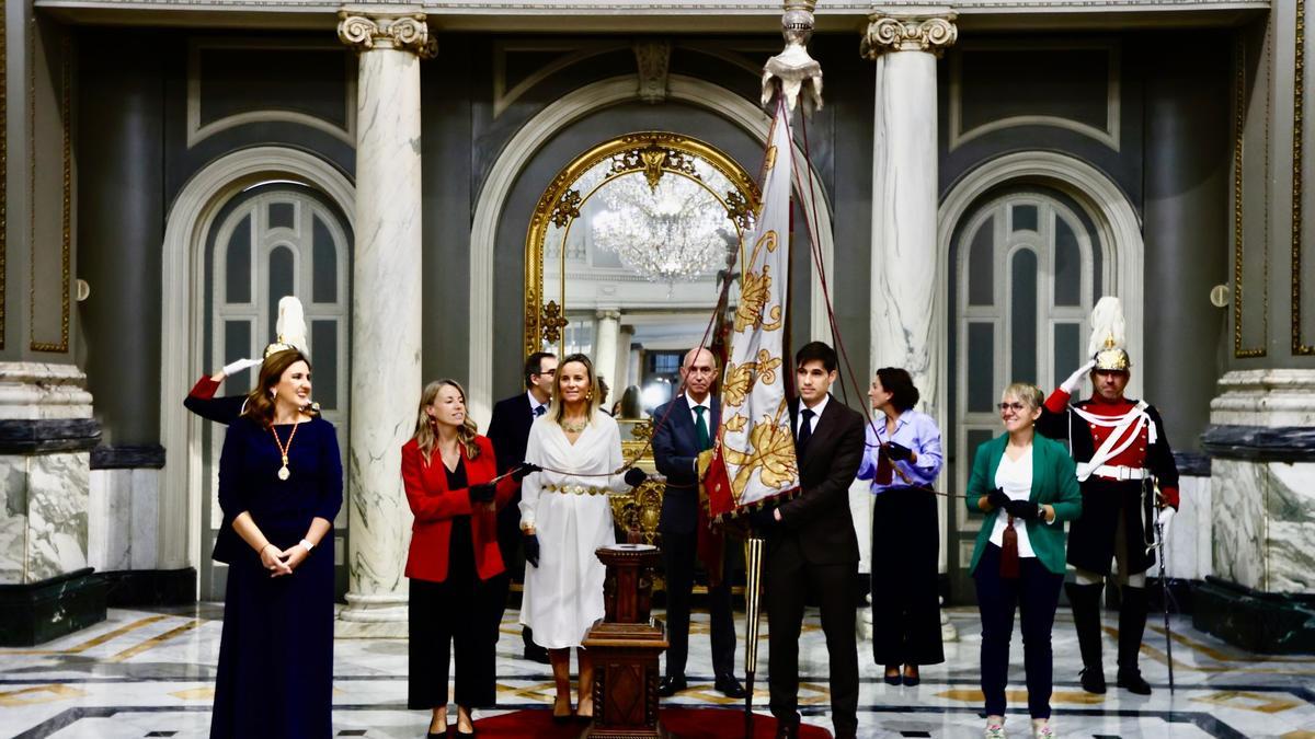 La Real Senyera ayer en el Ayuntamiento de València.