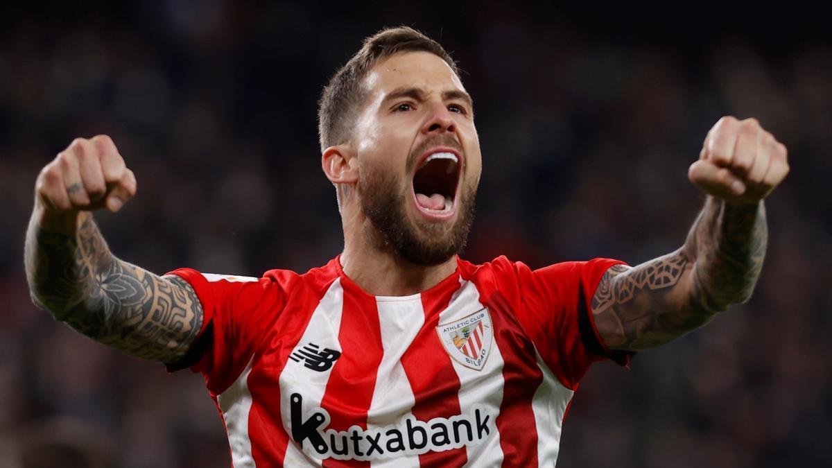 Íñigo Martínez celebra un gol con el Athletic Club de Bilbao.