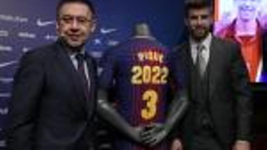 Josep Maria Bartomeu i Gerard Piqué, durant l&#039;acte d&#039;ahir al Camp Nou.