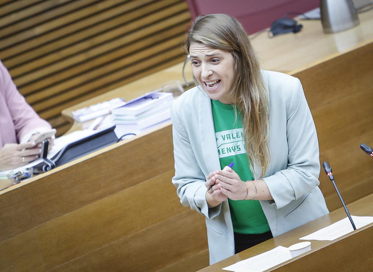 La diputada de Compromís, Paula Espinosa, interviene en las Corts.