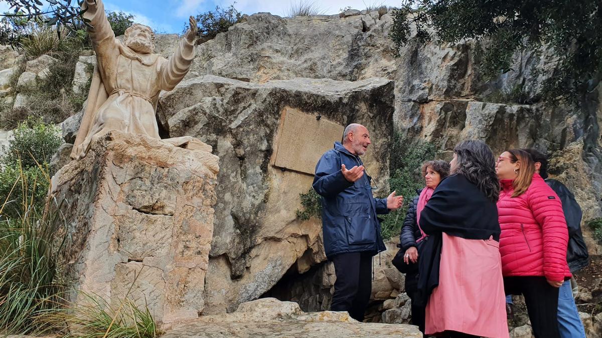 La escultura de Ramon Llull recupera su esplendor en Cura