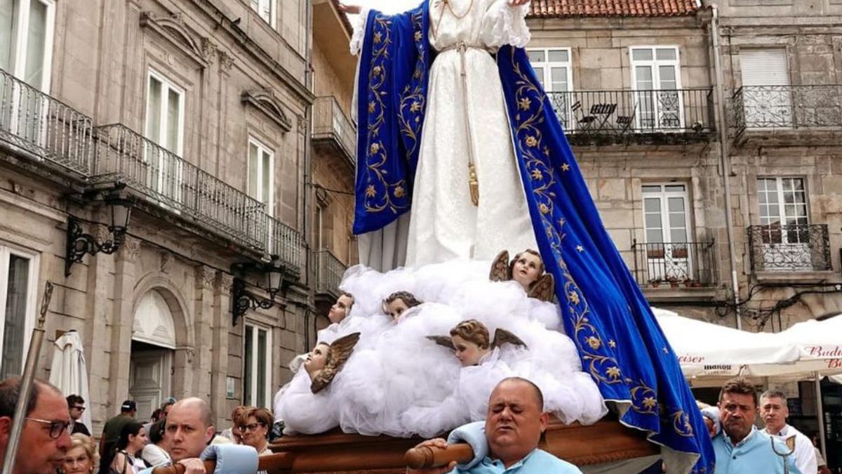 La procesión de ayer tras la salida desde la Colexiata.   | // FDV