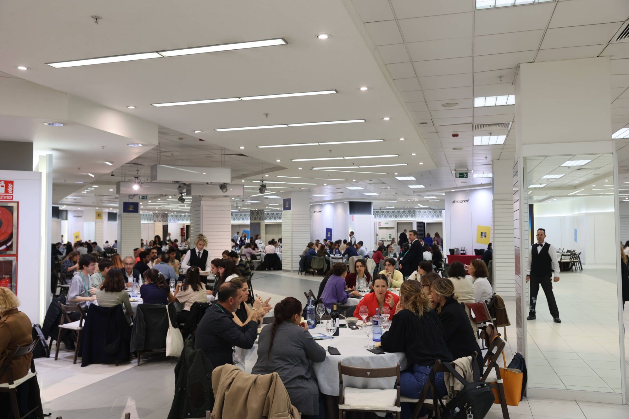 El centro comercial del Calatrava vuelve a abrir sus puertas (por unos días) para dar de comer a más de ochocientos congresistas en Oviedo