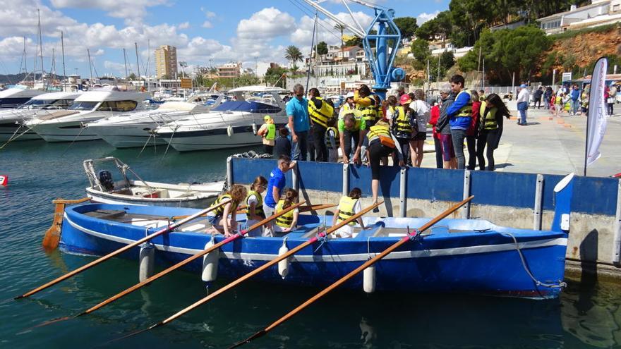 Xàbia rema en un «llaüt» tradicional