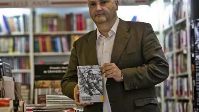 El escritor ilicitano Jesús Zomeño muestra un ejemplar de uno de sus libros.
