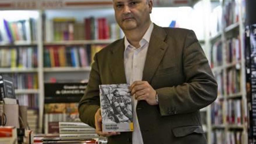 El escritor ilicitano Jesús Zomeño muestra un ejemplar de uno de sus libros.