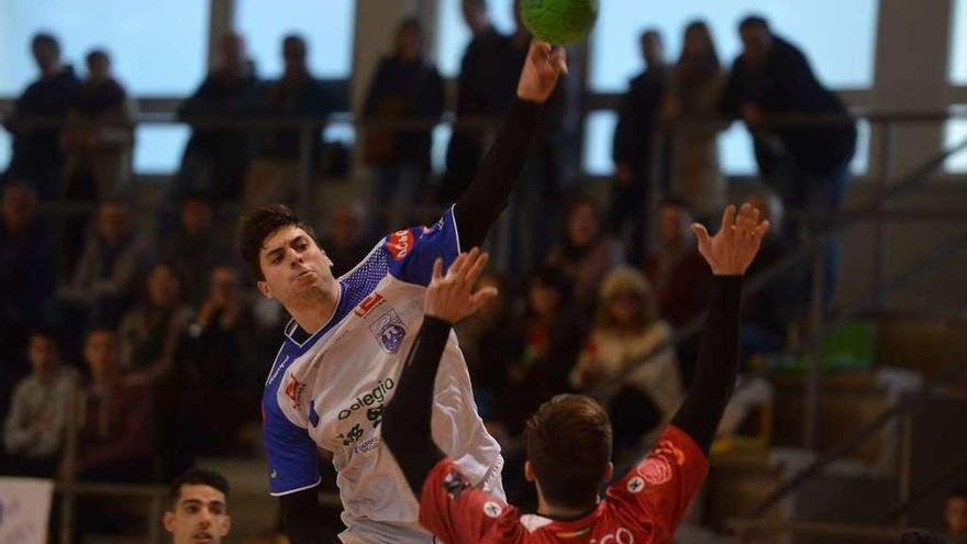 Carlos Pombo se eleva para lanzar a portería ante un jugador del Córdoba. // Gustavo Santos