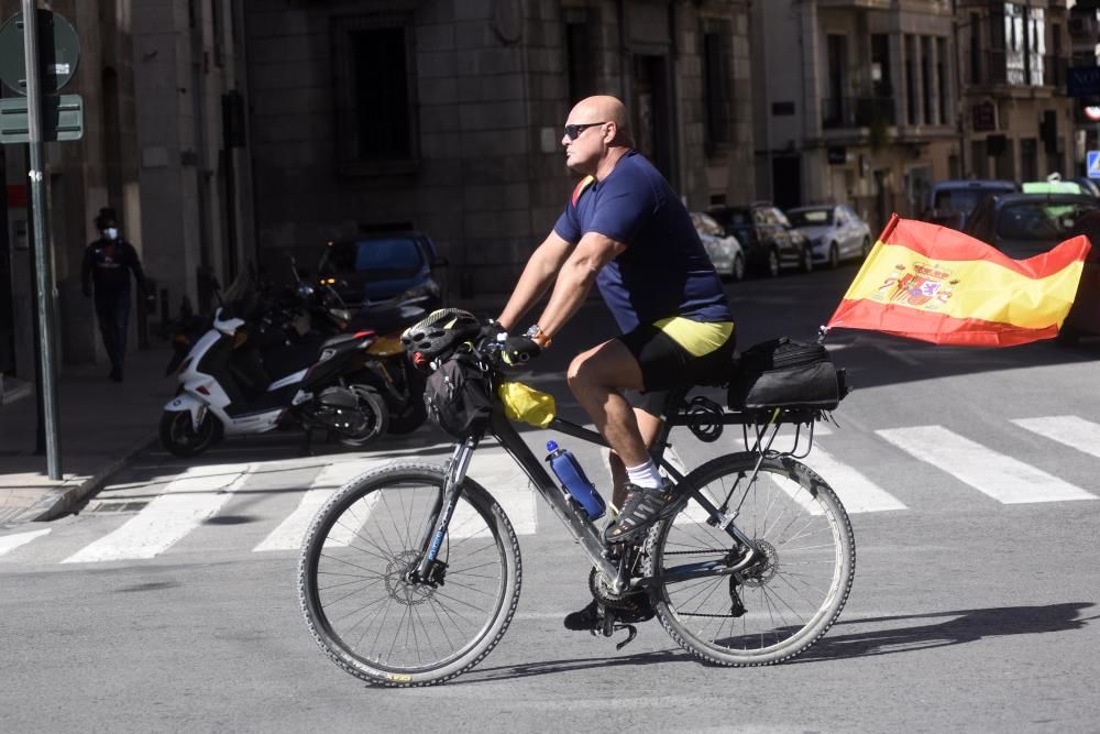 Un millar de coches protestan contra el Gobierno en la manifestación de Vox