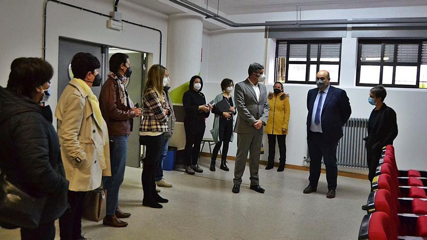 El responsable de Endesa y el director de Educación, ayer con docentes en la entrega de equipos. | Araceli Saavedra