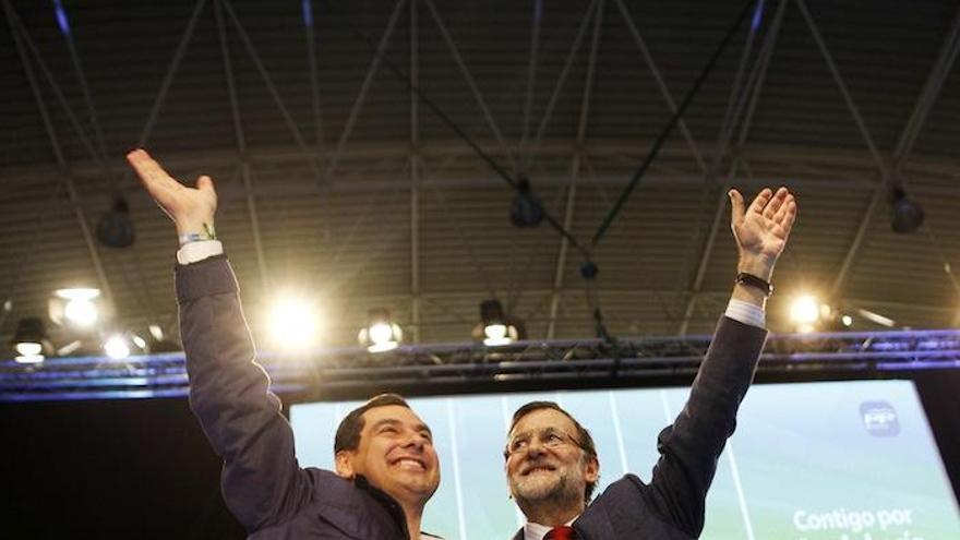 Moreno y Rajoy saludan al público.