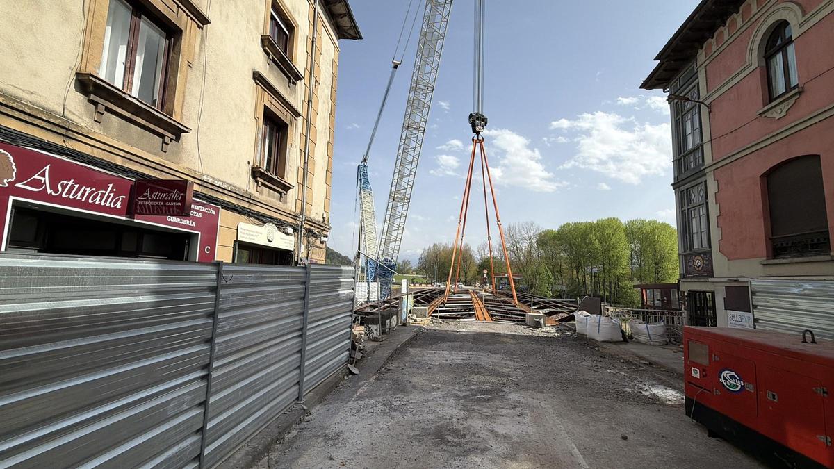 Finaliza el montaje de la estructura metálica del puente de Arriondas