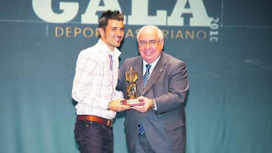 Villa recibe de manos de Vicente Álvarez Areces el galardón de mejor deportista asturiano de 2010.