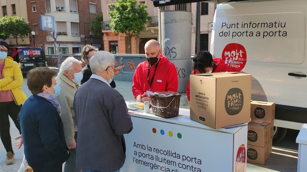 Punto de información sobre el funcionamiento de la recogida de residuos puerta a puerta, en Sant Andreu del Palomar.