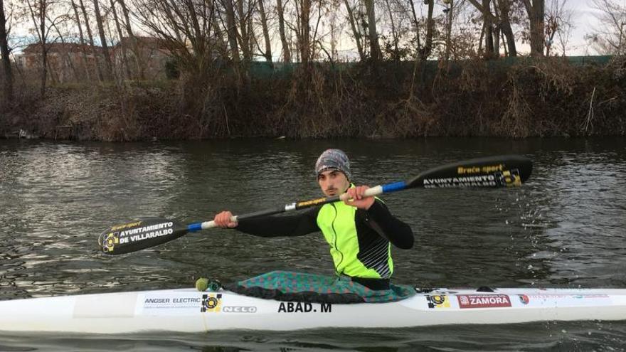 Marcos Abad, entrenando en el río Duero.