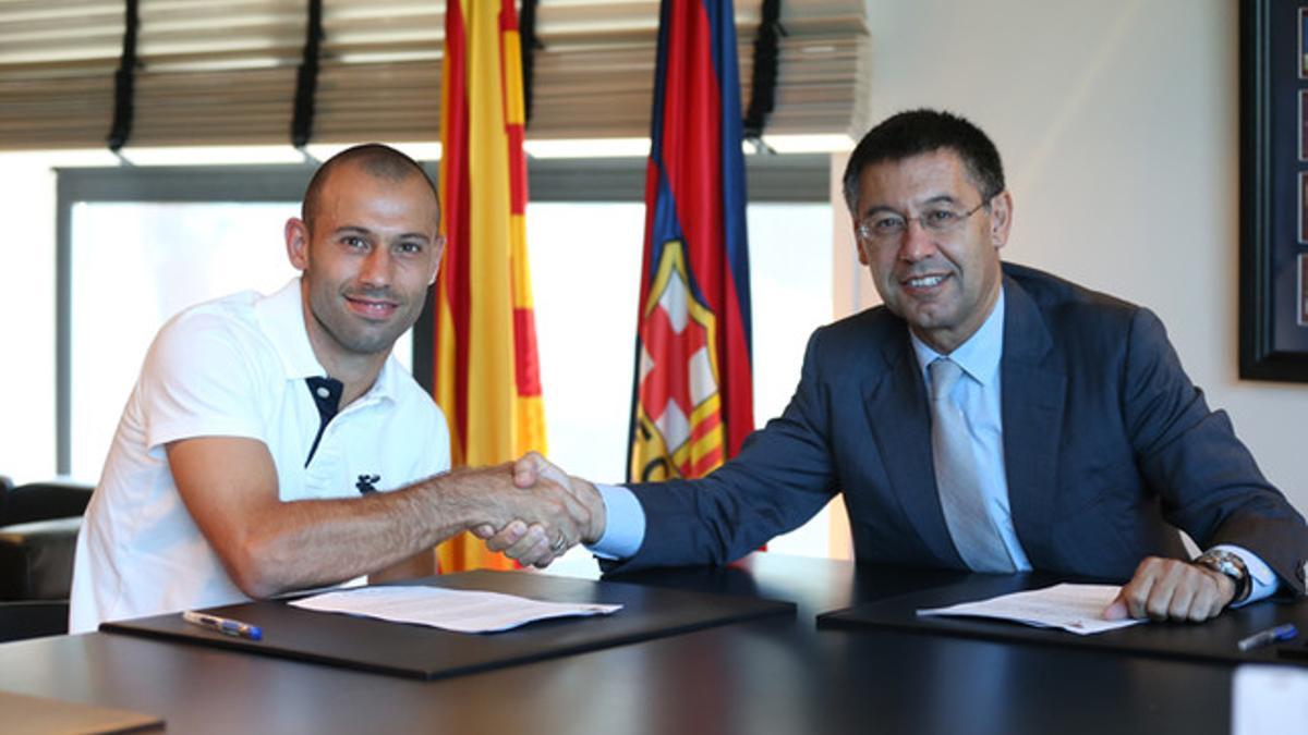 Mascherano y Bartomeu firmaron la renovación del argentino hasta 2018